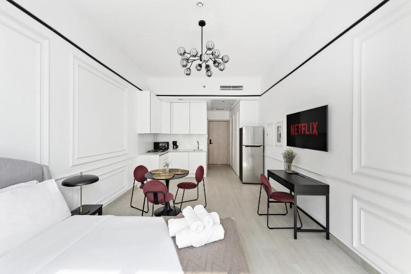 VayK - Chic Studio with a Large Terrace in JVC — отель в Дубае, Объединенные Арабские Эмираты