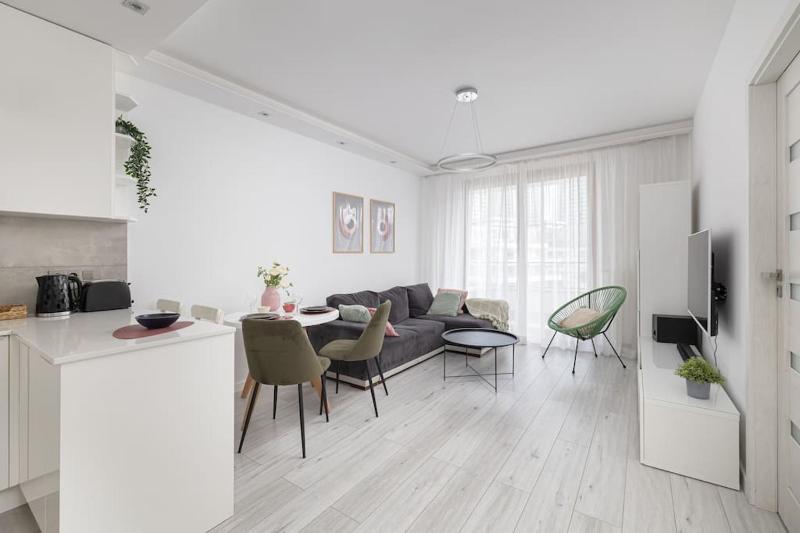ECRU 1-Bedroom Apartment with Parking and Balcony — комфортный отель в Варшаве