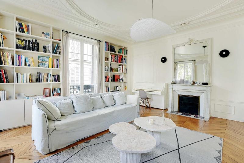 Spacious Home full of Light in the Heart of Les Batignolles — забронировать отель в Париже