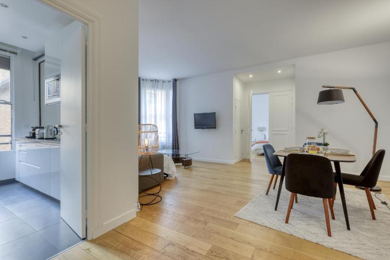 Chic and Warm 1 bd Flat - Heart of the Luxury 16th — отель с удобствами в Париже