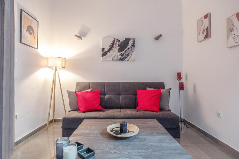 Цены на Minimalistic! в Афины