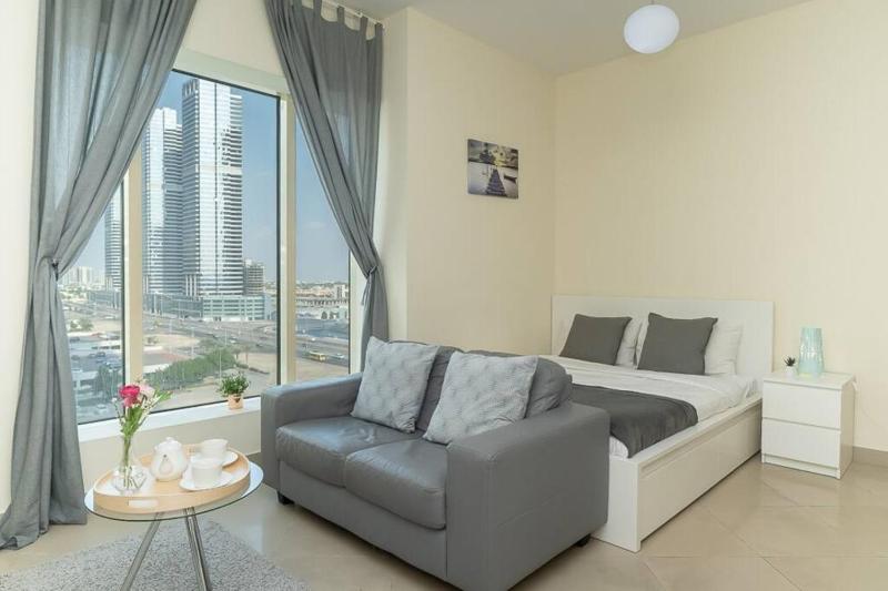 StoneTree - Chic Studio in Jumeirah Lake Towers — комфортный отель в Дубае