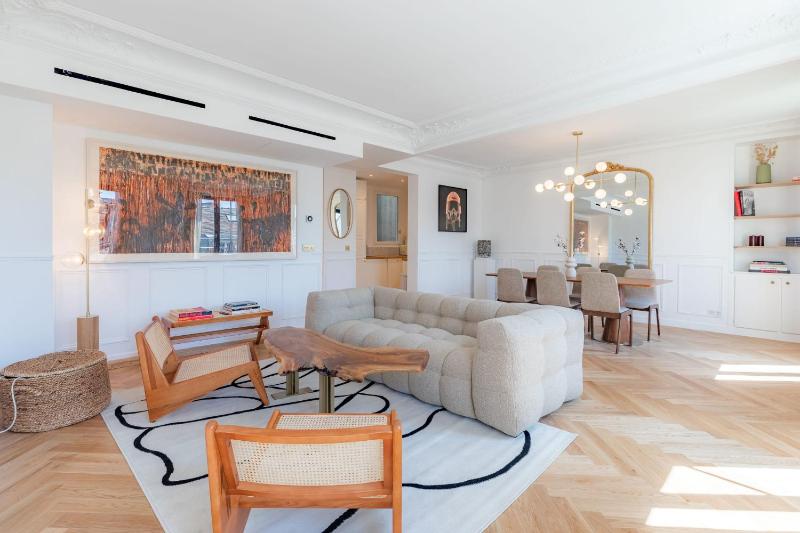 Цены на Magnificent apartment - 3BR - 6P - Le Marais в Париже
