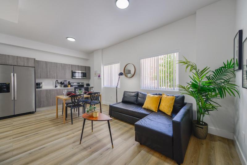 Charming Apt Near to Stadium LoanDepot Park — забронировать отель в Майами