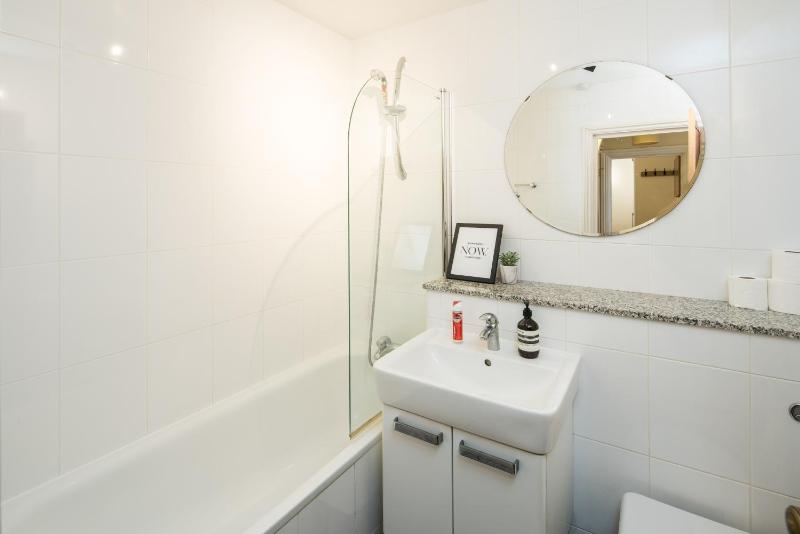 Cosy High-ceiling Victorian flat with balcony - 2mins to Hyde Park, Kensington Palace, NottingHill, High Street Kensington,2BR 2Baths — комфортный отель в Лондоне