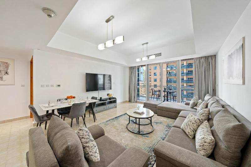 Delightful 2BR in DAMAC Waves - 10 min walk2beach — отель с удобствами в Дубае