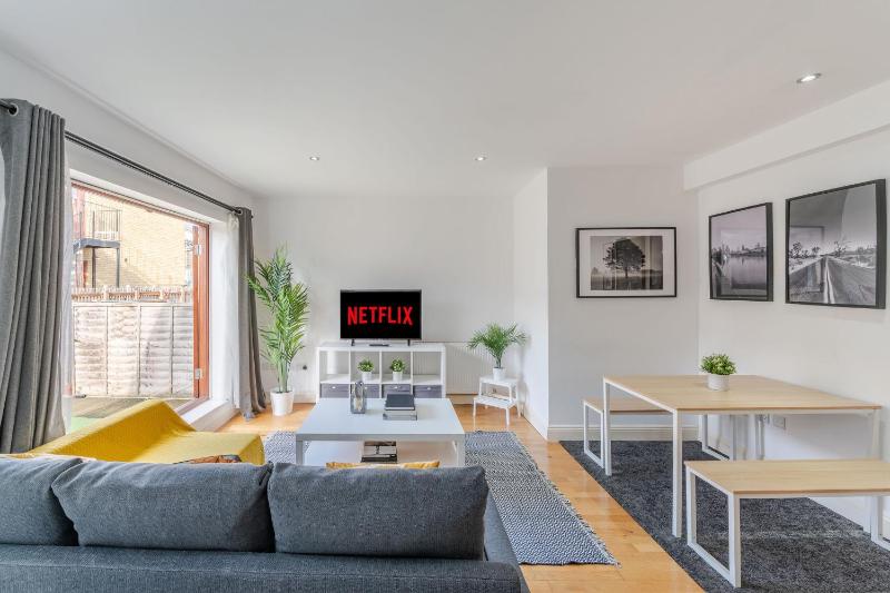London Waterloo Apartment with Large Private Terrace - View of the London Eye - 1 Bedroom 1 Bath — отель с удобствами в Лондоне