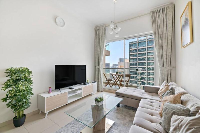 StoneTree - Furnished 1BR with Canal View — отель с удобствами в Дубае