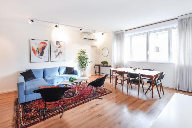Charming 2BR by HolyGuest — отель с удобным расположением в Тель-Авиве