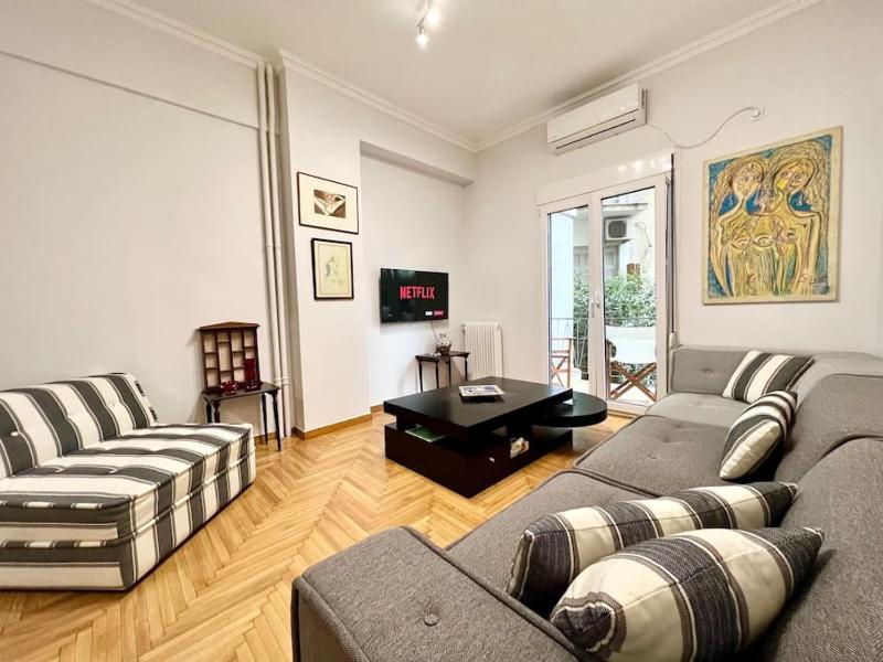 Lovely 1 Bdr in the Center of Athens — отель с удобным расположением в Афины