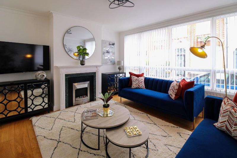 Beautiful Mews house near Natural History Museum — забронировать отель в Лондоне