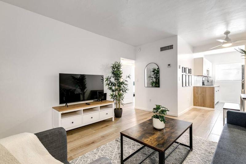 Цены на Miami Airport 2-bedroom unit with speedy Wi-Fi Virg8 в Майами