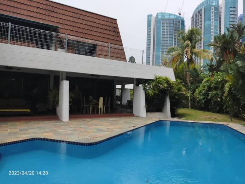 Villa w Pool Damansara Height KL — забронировать отель в Куала-Лумпуре