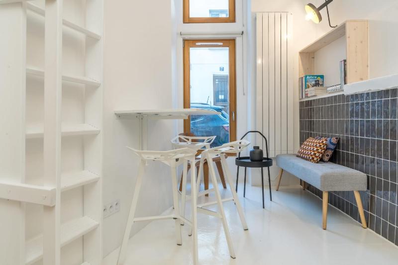 Studio mezzanine near Belvedere de Belleville — отель в Париже, Франция