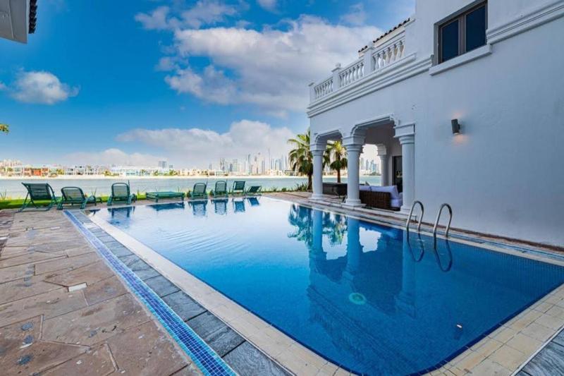 Contemporary Spanish Style Beachfront Villa In Palm Jumeirah — отель с удобным расположением в Дубае