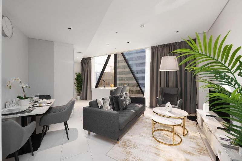 Maison Privee - Sleek & Sunny Apt in Business Bay with Canal Views — забронировать отель в Дубае