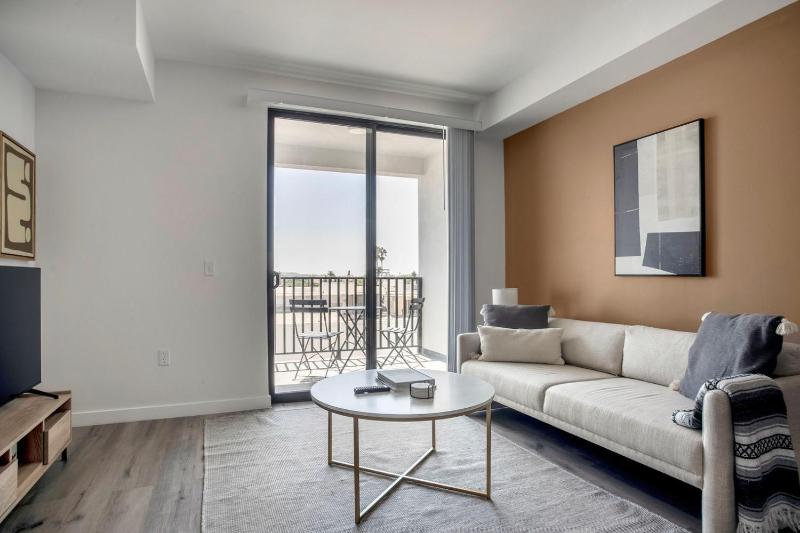 Fairfax 2br w courtyard nr dining shopping LAX-1128 — забронировать отель в Лос-Анджелесе