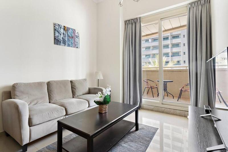StoneTree - Furnished 1 BR Close to Metro — отель с удобным расположением в Дубае