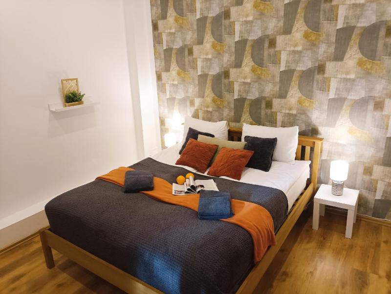 City center Two room Apartment with One Bedroom, up to 5 Guests, SELF CHECK-IN, FREE parking — отель с удобствами в риге