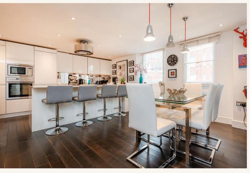 Цены на Stunning 2 bed apartment London в Лондоне