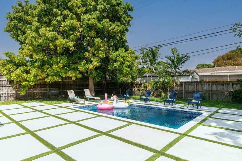 New Miami Home, POOL Near Airport and beaches, King Bed — комфортный отель в Майами