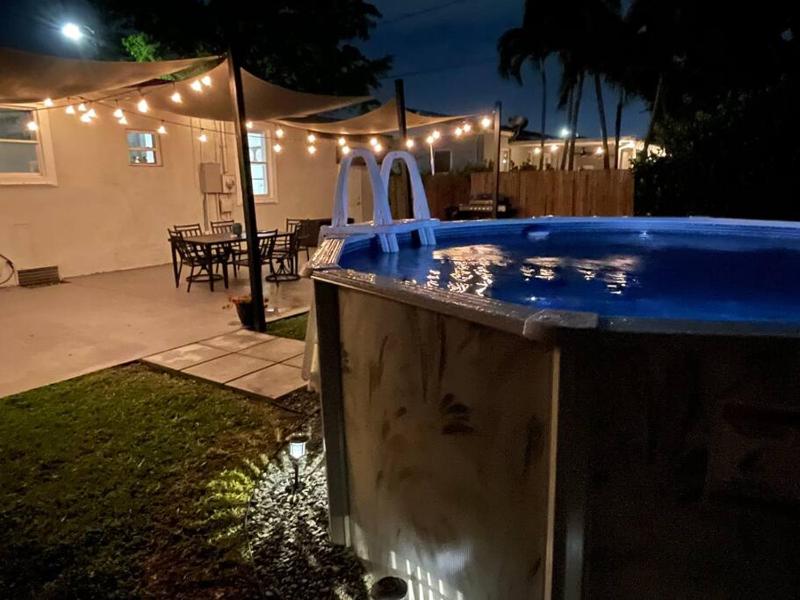 Coral Gables Home with POOL Near Airport. King beds — отель с удобным расположением в Майами