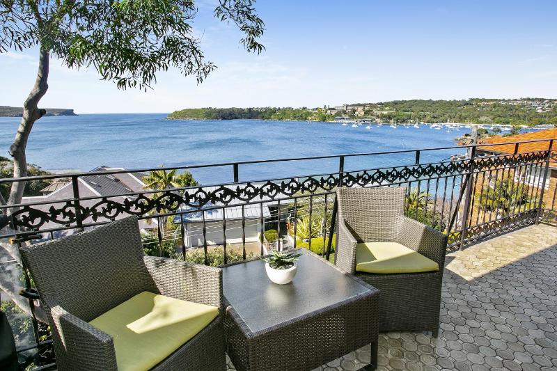 Balmoral Apt unbelievable views 1min walk to beach — отель с удобным расположением в Сиднее