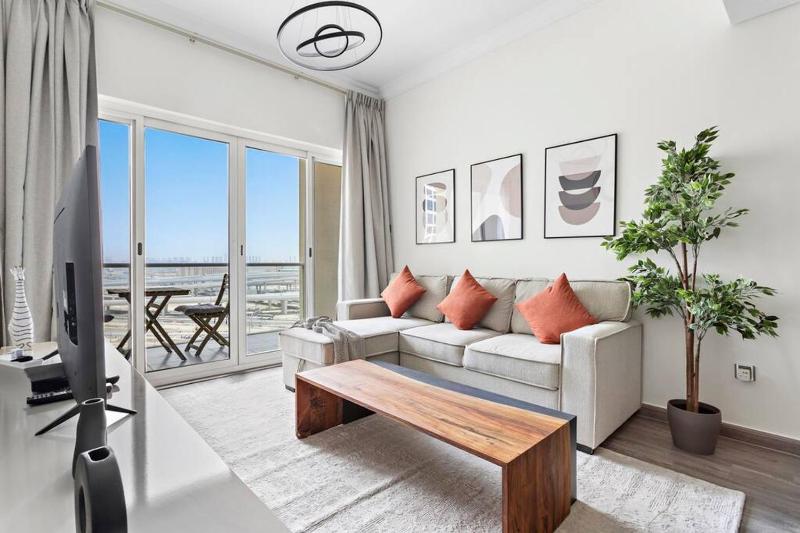 StoneTree - Amazing 1BR with Lake View — отель с удобствами в Дубае