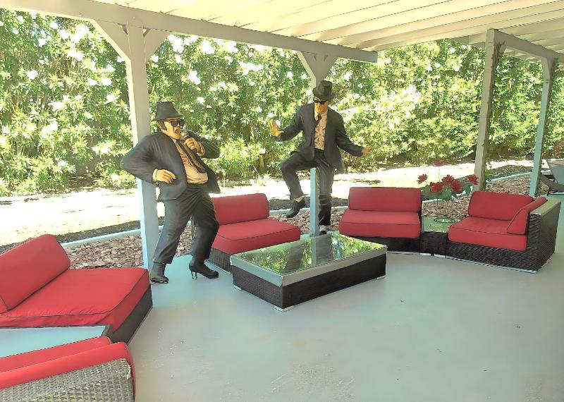COCA House - Exclusive Private Home w Pool Minutes from Las Vegas Strip- Rates are Per Room, No Shared Spaces — комфортный отель в Лас Вегасе