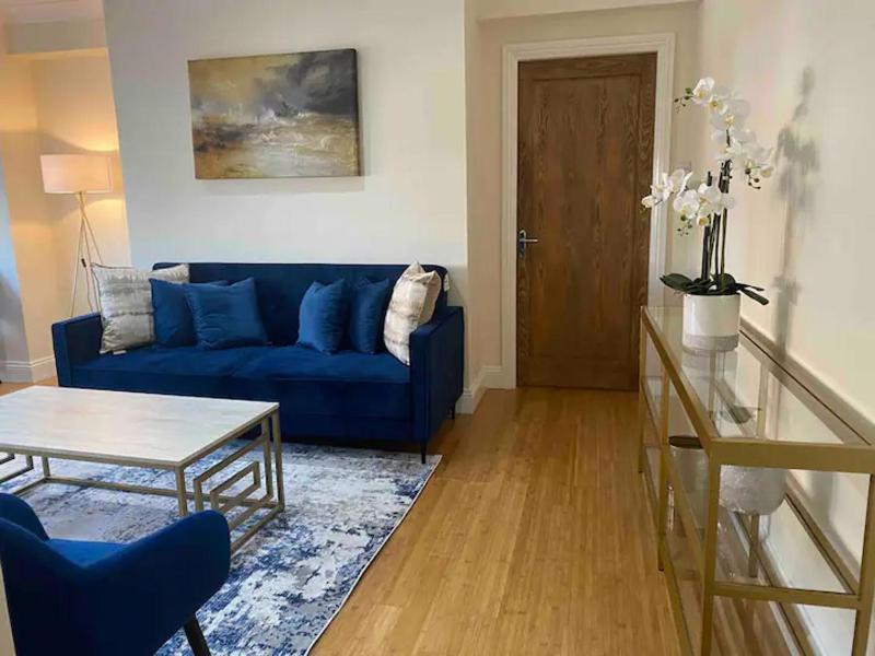 Centro Swiss Cottage Beautiful 2 bedroom — отель с удобствами в Лондоне