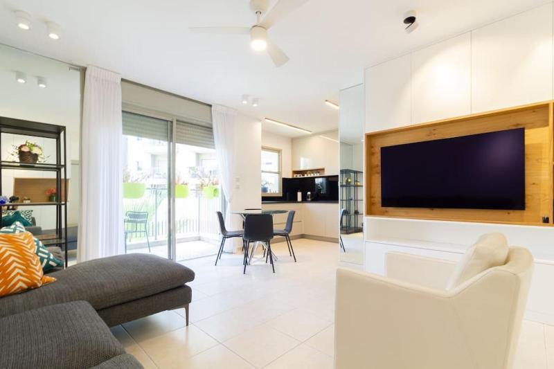 Jaffa's Hideaway - Lux 2BR w/balcony and parking! — отель в Тель-Авиве, Израиль