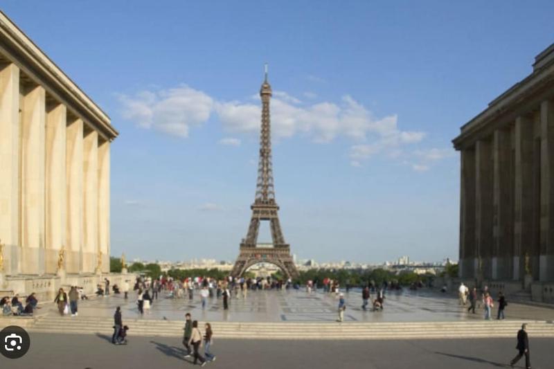Bel Appt parisien proche de la Tour Eiffel et des Champs Elysees, 95m2 — комфортный отель в Париже