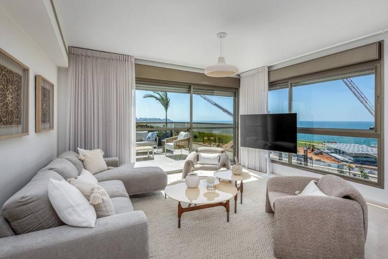 Цены на #Breathtaking 4BR/3BA Duplex Seafront в Тель-Авиве