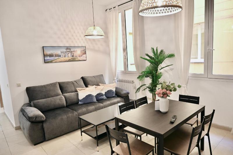 For You Rentals Centrico apartamento TEMPORAL en la Calle Infanta INF1A — забронировать отель в Мадриде