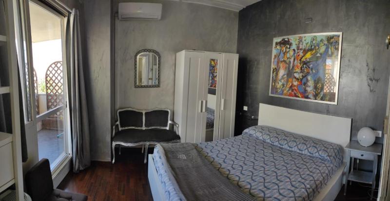 Elegant apartment with terrace near the Colosseum — отель в Риме, Италия
