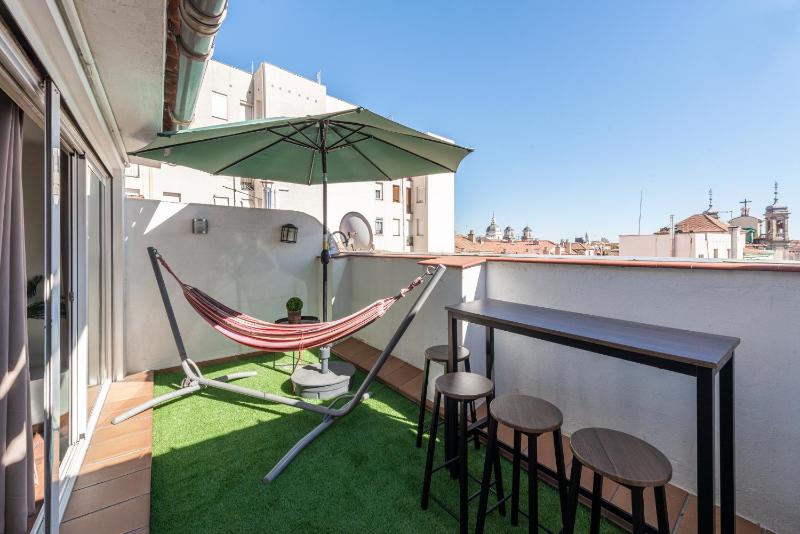 Atico en el centro con terraza y vistas increibles — отель в Мадриде, Испания