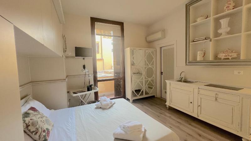 Charming Studio next to the Duomo — отель с удобствами в Флоренции