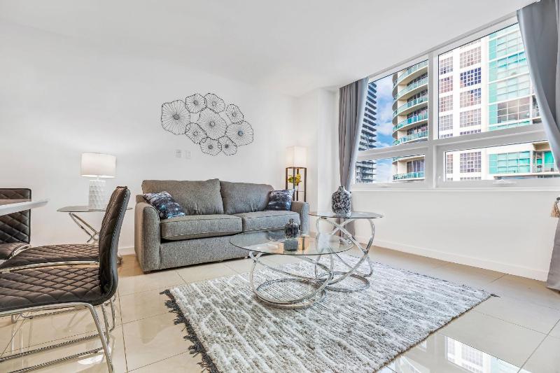 Modern 2-BD Condo in The Heart of Midtown Miami — забронировать отель в Майами
