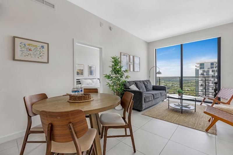 Enchanting Condo In The Heart Of Doral with Golf Course Views — отель с удобствами в Майами