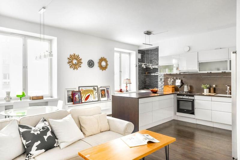Spacious apt on Tranquil Courtyard — забронировать отель в Хельсинки