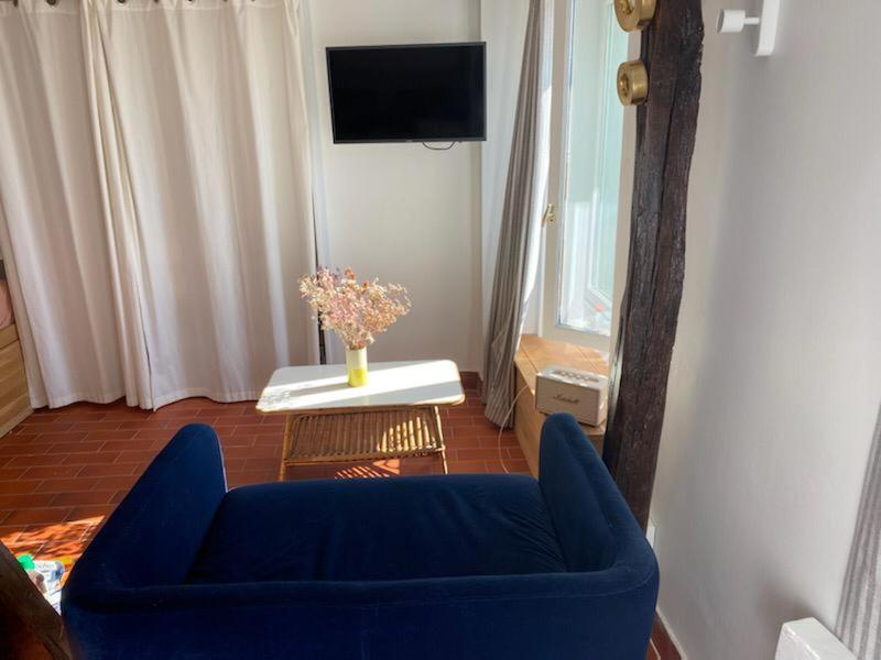 Renovated studio in 10th — отель с удобствами в Париже