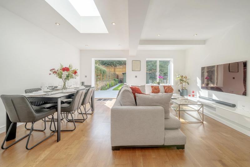 Maida Vale Gem by Little Venice with Stunning Garden — забронировать отель в Лондоне