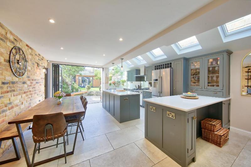 Family 4-Bed House & Secluded Garden - Wimbledon — отель с удобным расположением в Лондоне