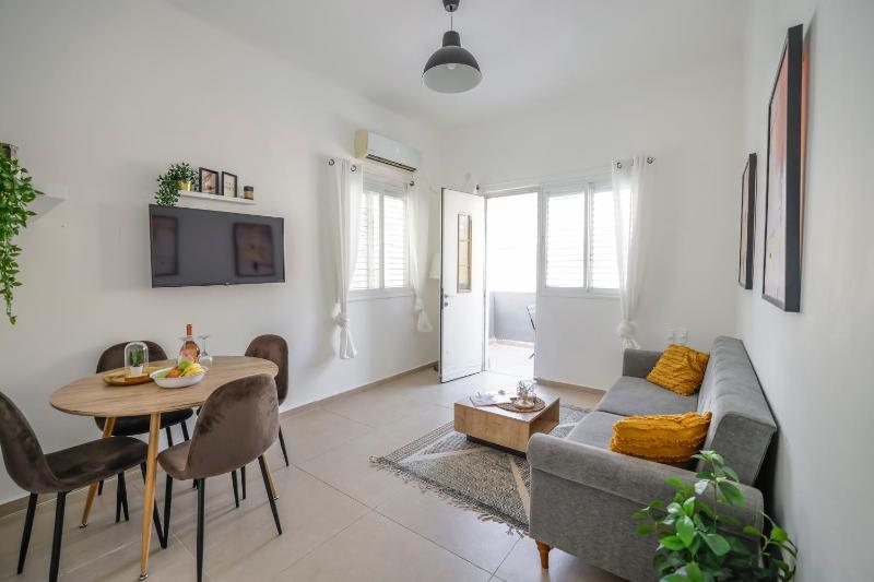 Perfect Location 1BR - Sun Balcony - Rothschild BLVD — отель в Тель-Авиве, Израиль