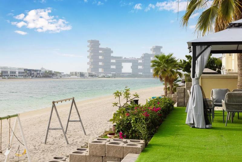 Contemporary Villa With Stunning View Of The Sea — отель с удобным расположением в Дубае