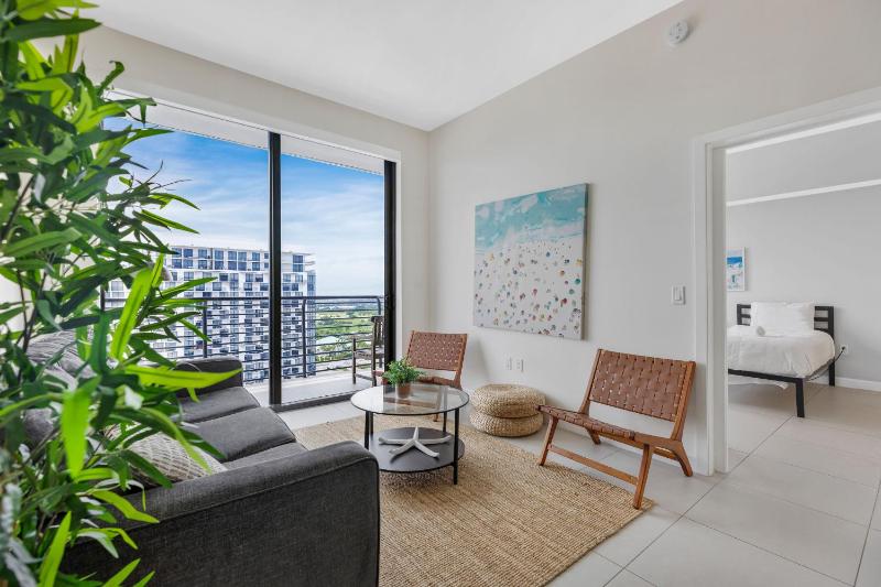 Modern Downtown Doral One-Bedroom Apt with Golf Course Views — отзывы гостей и цены