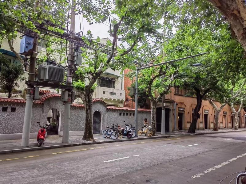 Christmas theme-Shanghai Garden Historical loft Apartment with courtyard and citywalk- Near Downtown Wukang Road — комфортный отель в Шанхае