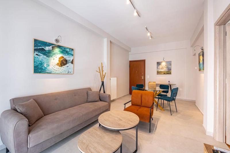 Bright and cozy 2bdr apartment close to Acropolis — забронировать отель в Афины