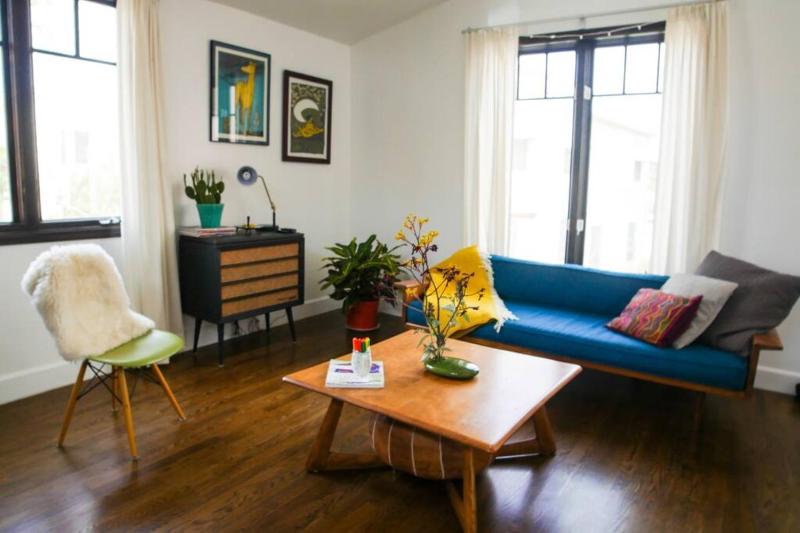Sunny Studio Apartment in Mid-City/Korea Town LA — отель с удобствами в Лос-Анджелесе