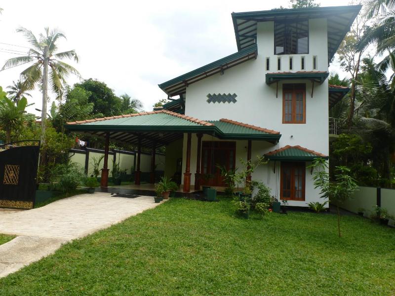 Mandinu Villa Hikkaduwa — отель в Хиккадува, Шри-Ланка